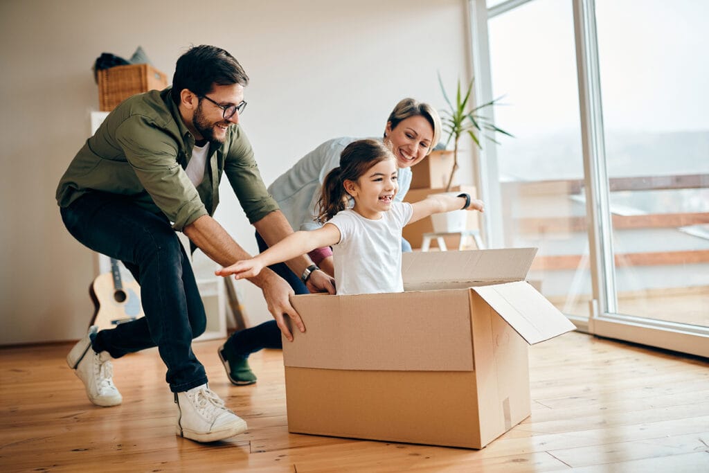 familia mudándose a su nueva vivienda tras conseguir una hipoteca en Madrid