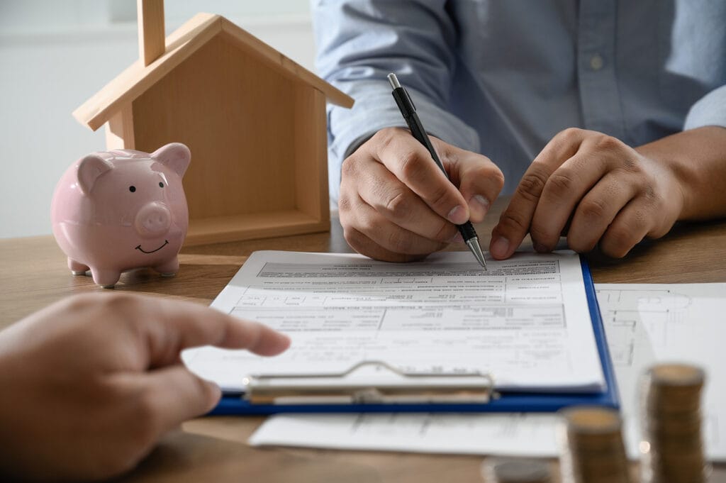 firma de contrato hipotecario para comprar vivienda en Madrid