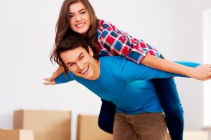 pareja feliz en su nueva vivienda tras conseguir hipoteca para primera vivienda en Madrid