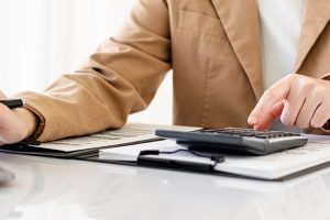 hombre calculando la cuota de una hipoteca para comprar vivienda en Madrid