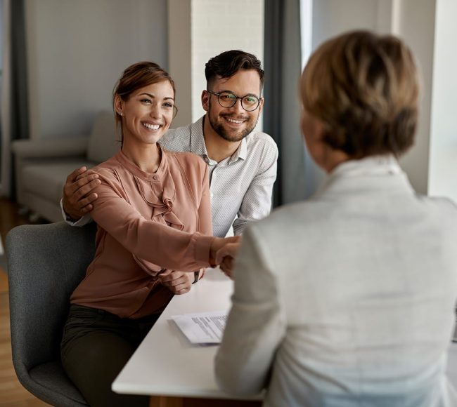 pareja cerrando una consulta hipotecaria para comprar vivienda en Madrid